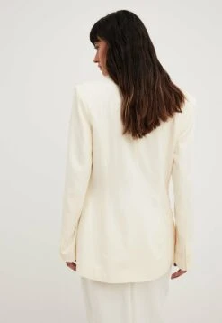 NA-KD Zweireihiger- Halflange Jas - White -Modex Winkel 00694e8e4c75450a834524d3d983ba7c