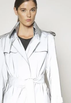 Norma Kamali Double Breasted Mini - Trenchcoat - Grey -Modex Winkel 2d39c673d98d429da85a748b7d6a6684