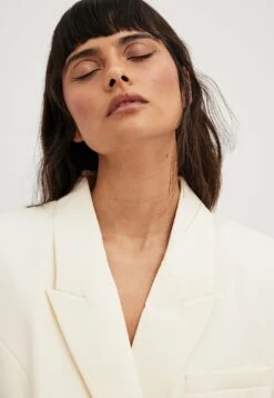 NA-KD Zweireihiger- Halflange Jas - White -Modex Winkel 374f5bc833704f3386b749922e16a692