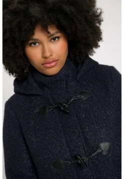 Ulla Popken Halflange Jas - Night Blue -Modex Winkel 489faaa280ab4ccd8bc775e658a1b0e0