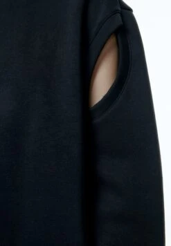 EDITED Valda - Sweater - Schwarz -Modex Winkel 63c832c3a4a44db182175b43d2ce7f44