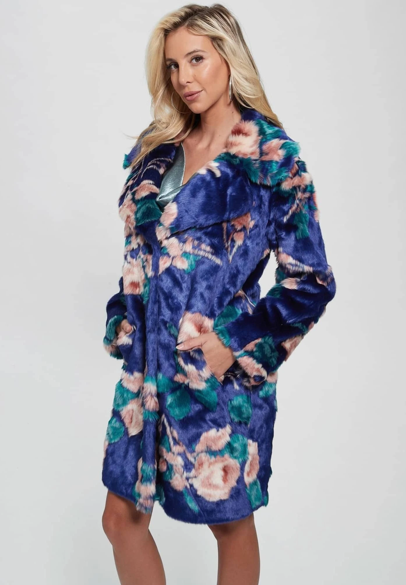 Guess Blumenmuster - Winterjas - Mehrfarbig Grundton Blau 1 Guess Blumenmuster - Winterjas - Mehrfarbig Grundton Blau