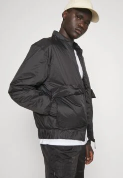 Rains Fuse Jacket Unisex - Bomberjacks - Schwarz -Modex Winkel 78992018d45e48c28d0dbb507c889be9