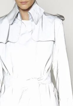 Norma Kamali Double Breasted Mini - Trenchcoat - Grey -Modex Winkel 799915f9710a40f2ae66637967fe756a