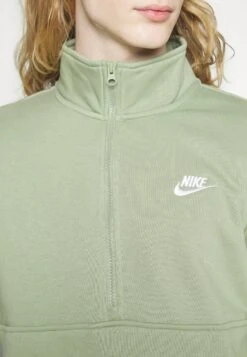 Nike Sportswear M Club Bb Hz- Sweater - Oil Green/White -Modex Winkel 8109baa0f7de4ea892f7bbc25e2492d5