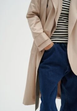 InWear Minonaiw- Trenchcoat - Sandstone -Modex Winkel 84ae423301584f38afde829394d50c93