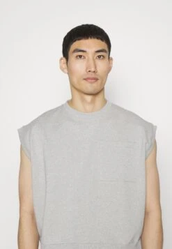 ETUDES Token - Vest - Grey -Modex Winkel 8cfa250693eb442f9e7ce5b33123f357