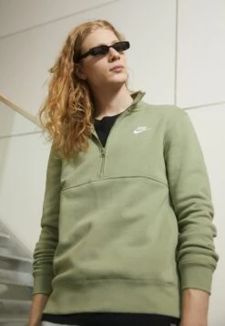 Nike Sportswear M Club Bb Hz- Sweater - Oil Green/White -Modex Winkel a35b9096daa44dc293e0bb76d25d74f9