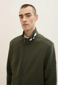 Tom Tailor Mit Struktur - Sweater Met Rits - Deep Forest Green 11 Tom Tailor Mit Struktur - Sweater Met Rits - Deep Forest Green -Modex Winkel a3cebe12d3444178a99f93363634abb9