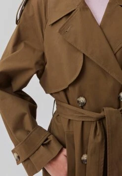 Modström Broda Solid Coat - Trenchcoat - Dark Forest 11 Modström Broda Solid Coat - Trenchcoat - Dark Forest -Modex Winkel c0368800d77c4dbdab4dbf87f65d9a5b