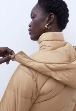 ADOLFO DOMINGUEZ Padded - Winterjas - Camel -Modex Winkel c18dee019d74406abce742e10d748307