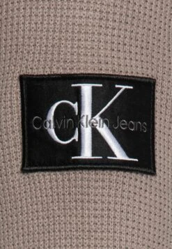 Calvin Klein Jeans Monologo Badge- Trui - Taupe -Modex Winkel c9fdc1a353ca4fc2a7be90f24d50a576