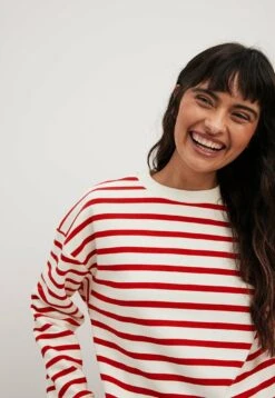 NA-KD Gestreiftes - Sweater - White Red -Modex Winkel f224aacf551c47a2a22d5c91c2b7a070