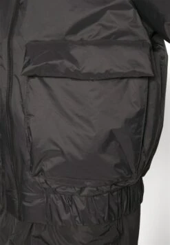 Rains Fuse Jacket Unisex - Bomberjacks - Schwarz -Modex Winkel fbf079bab4d44066b867527b4b6a7385